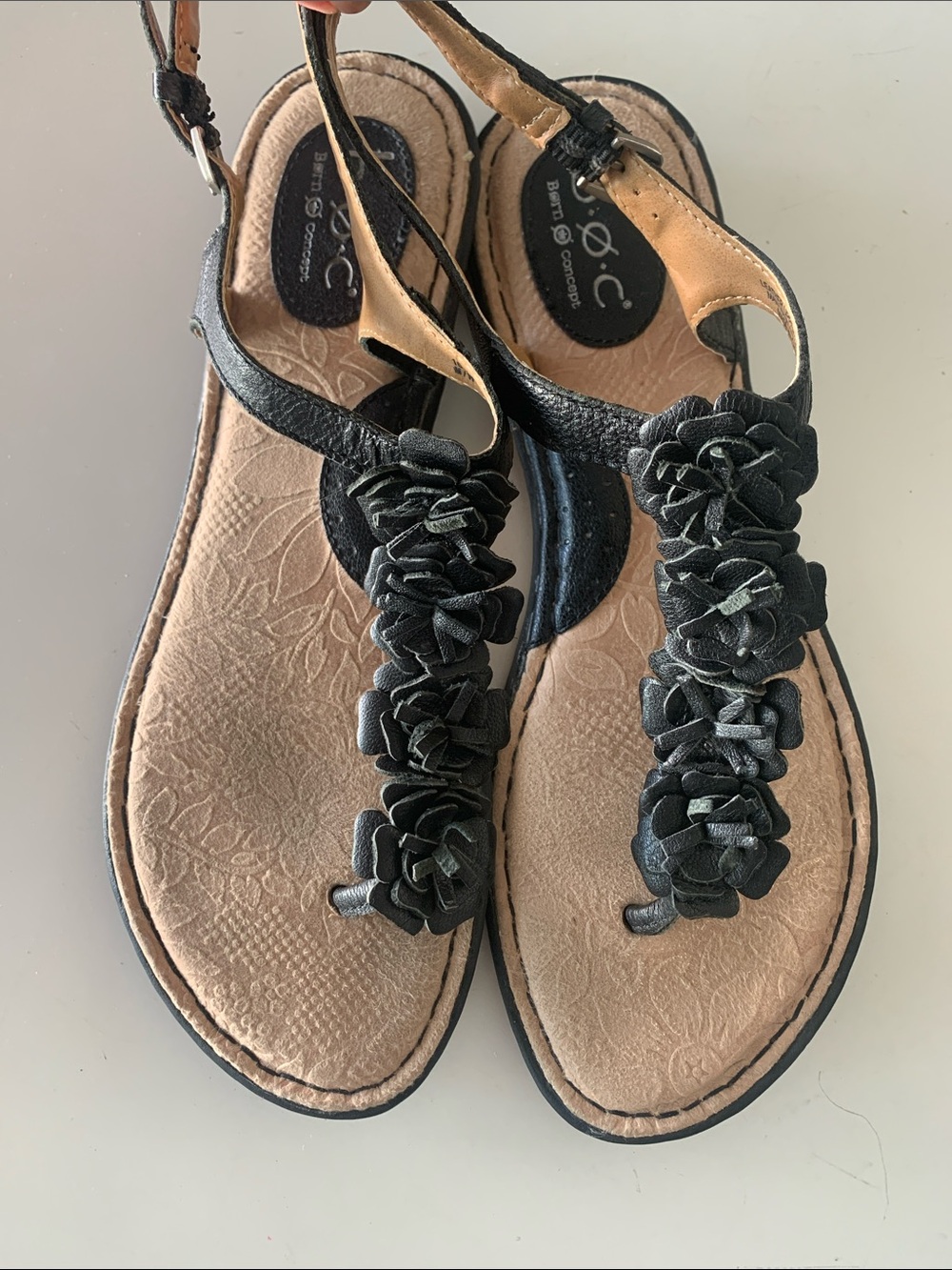 Born Concept Black Leather Flower T strap thong Sandals sz 9 comfort footbed